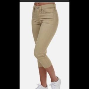 Levi’s Shaping Skinny Capri. Mid-Rise. Sz 31. HAS NO TAGS BUT NEVER WORN!!!